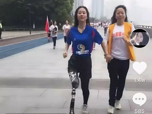美得像一道陽光！柳州“假肢女孩”笑著跳舞，笑著奔跑！感動(dòng)1200萬網(wǎng)友