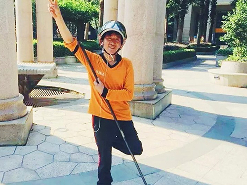 感動(dòng)杭州的獨(dú)腿外賣小哥，終于裝上假肢雙腿行走啦！