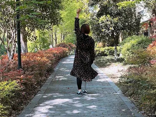 驟雨還寒倏轉(zhuǎn)晴，春風拂袖綠楊柳，最憶是杭州