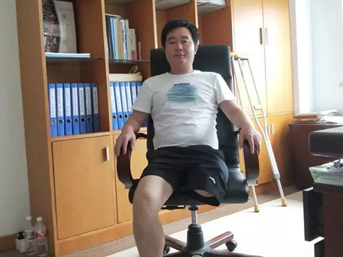 獨腿撐起的坎坷人生----一位眾康朋友的故事