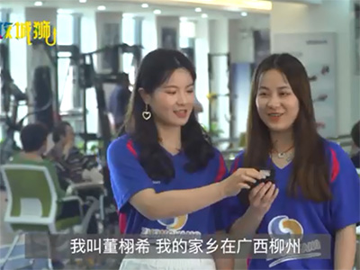 美女姊妹花穿著假肢笑對(duì)生活