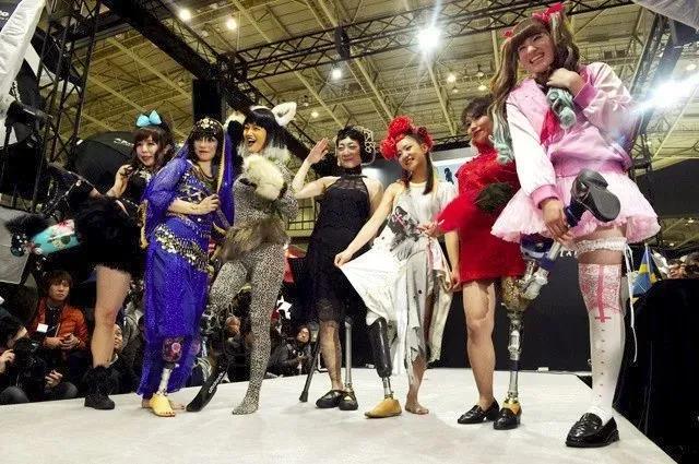 如何看待女孩穿“閃光假肢”走紅事件？