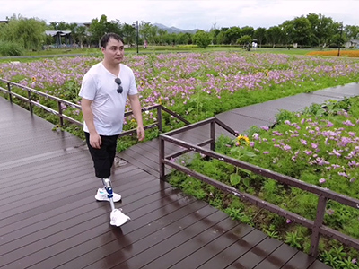 雙大腿假肢走路實(shí)拍