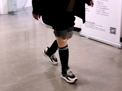 雙小腿假肢走路實(shí)拍