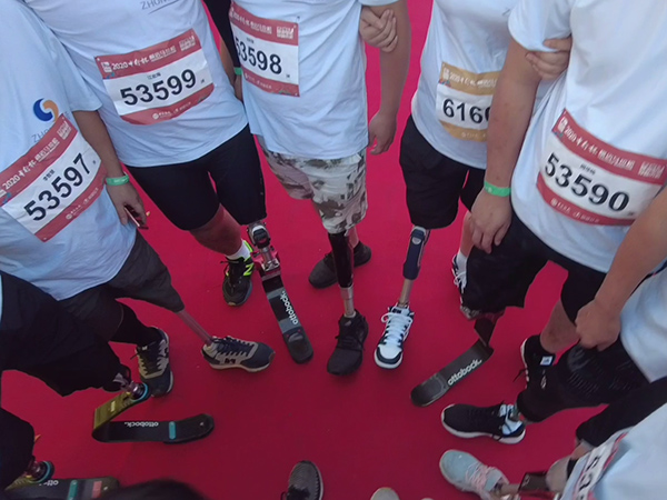 眾康跑團挑戰(zhàn)橫店馬拉松