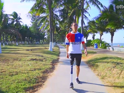 楊波穿戴3R80液壓防水膝關(guān)節(jié)