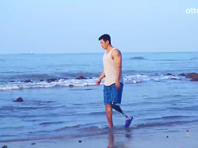 王輝穿戴GeniumX3智能假肢