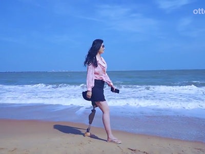 朱玉潔穿戴CLEG4智能假肢